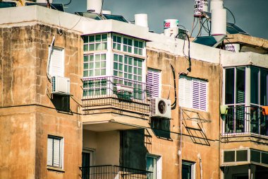 İsrail 'de Tel Aviv sokaklarındaki modern bir binanın dış görünüşü