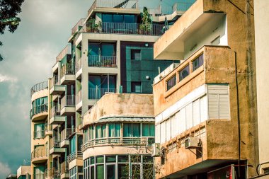 İsrail 'de Tel Aviv sokaklarındaki modern bir binanın dış görünüşü