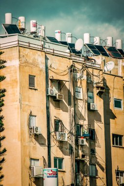 İsrail 'de Tel Aviv sokaklarındaki modern bir binanın dış görünüşü