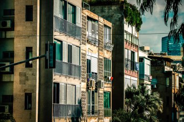 İsrail 'de Tel Aviv sokaklarındaki modern bir binanın dış görünüşü