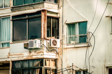 İsrail 'de Tel Aviv sokaklarındaki modern bir binanın dış görünüşü