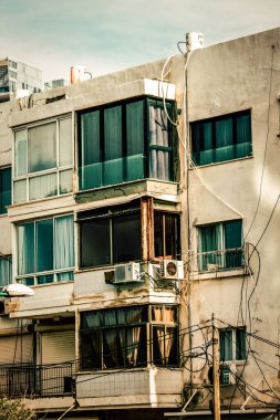 İsrail 'de Tel Aviv sokaklarındaki modern bir binanın dış görünüşü