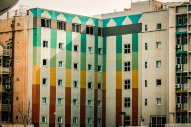 İsrail 'de Tel Aviv sokaklarındaki modern bir binanın dış görünüşü