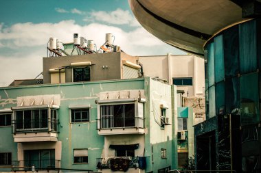 İsrail 'de Tel Aviv sokaklarındaki modern bir binanın dış görünüşü