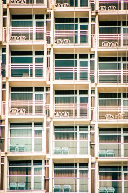 İsrail 'de Tel Aviv sokaklarındaki modern bir binanın dış görünüşü