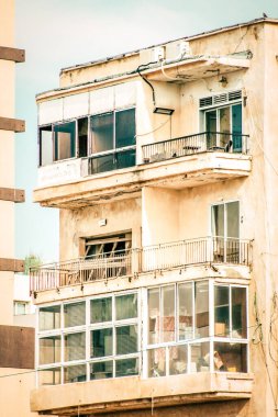 İsrail 'de Tel Aviv sokaklarındaki modern bir binanın dış görünüşü