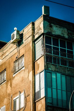 İsrail 'de Tel Aviv sokaklarındaki modern bir binanın dış görünüşü