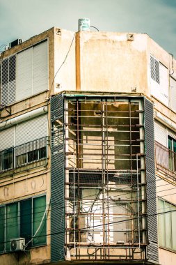 İsrail 'de Tel Aviv sokaklarındaki modern bir binanın dış görünüşü