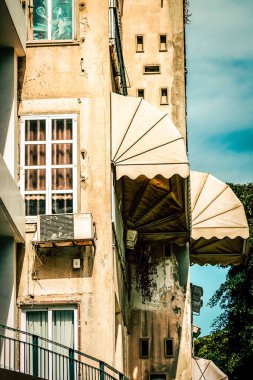 İsrail 'de Tel Aviv sokaklarındaki modern bir binanın dış görünüşü