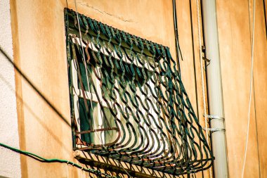 İsrail 'de Tel Aviv sokaklarındaki modern bir binanın dış görünüşü