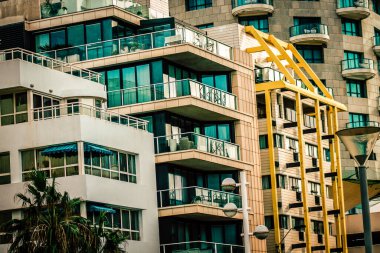 İsrail 'de Tel Aviv sokaklarındaki modern bir binanın dış görünüşü