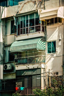 İsrail 'de Tel Aviv sokaklarındaki modern bir binanın dış görünüşü