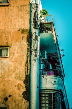 İsrail 'de Tel Aviv sokaklarındaki modern bir binanın dış görünüşü