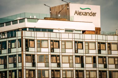 İsrail 'de Tel Aviv sokaklarındaki modern bir binanın dış görünüşü