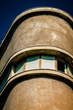 İsrail 'de Tel Aviv sokaklarındaki modern bir binanın dış görünüşü