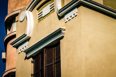 İsrail 'de Tel Aviv sokaklarındaki modern bir binanın dış görünüşü