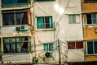 İsrail 'de Tel Aviv sokaklarındaki modern bir binanın dış görünüşü