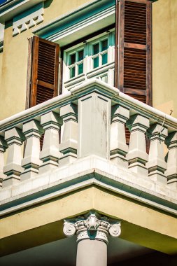 İsrail 'de Tel Aviv sokaklarındaki modern bir binanın dış görünüşü