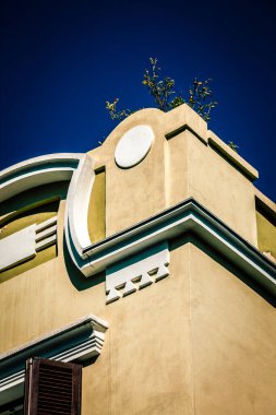 İsrail 'de Tel Aviv sokaklarındaki modern bir binanın dış görünüşü