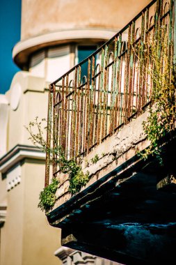 İsrail 'de Tel Aviv sokaklarındaki modern bir binanın dış görünüşü