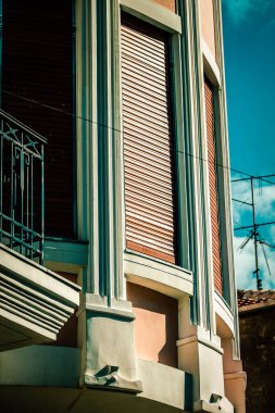 İsrail 'de Tel Aviv sokaklarındaki modern bir binanın dış görünüşü