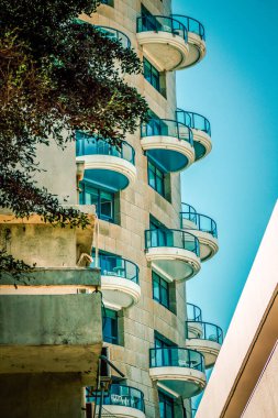 İsrail 'de Tel Aviv sokaklarındaki modern bir binanın dış görünüşü