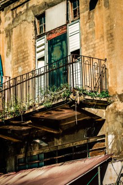 İsrail 'de Tel Aviv sokaklarındaki modern bir binanın dış görünüşü