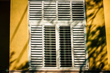 İsrail 'de Tel Aviv sokaklarındaki modern bir binanın dış görünüşü