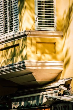 İsrail 'de Tel Aviv sokaklarındaki modern bir binanın dış görünüşü