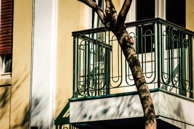 İsrail 'de Tel Aviv sokaklarındaki modern bir binanın dış görünüşü