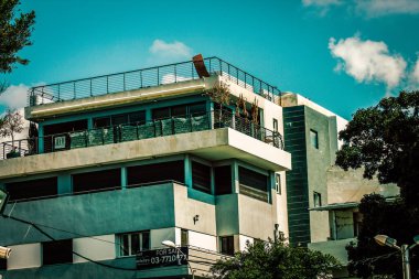 İsrail 'de Tel Aviv sokaklarındaki modern bir binanın dış görünüşü