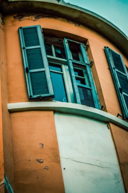 İsrail 'de Tel Aviv sokaklarındaki modern bir binanın dış görünüşü