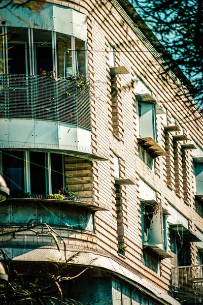 Άποψη Της Πρόσοψης Ενός Σύγχρονου Κτιρίου Στους Δρόμους Του Τελ — Φωτογραφία Αρχείου