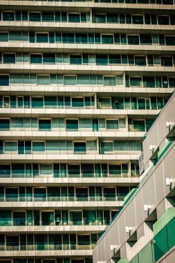 İsrail 'de Tel Aviv sokaklarındaki modern bir binanın dış görünüşü