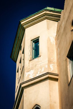 İsrail 'de Tel Aviv sokaklarındaki modern bir binanın dış görünüşü