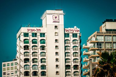 İsrail 'in Tel Aviv kentindeki modern bir binanın dış görünüşü
