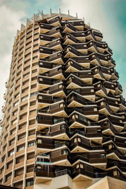 İsrail 'in Tel Aviv kentindeki modern bir binanın dış görünüşü