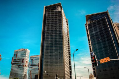 İsrail 'in Tel Aviv kentindeki modern bir binanın dış görünüşü