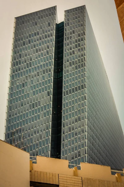 Προβολή Της Πρόσοψης Ενός Σύγχρονου Κτιρίου Στο Κέντρο Της Πόλης — Φωτογραφία Αρχείου
