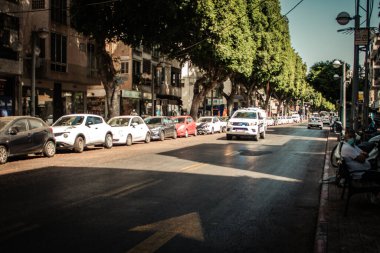 Tel Aviv İsrail 29 Eylül 2020 Coronavirus salgını sırasında Tel Aviv sokaklarından geçen geleneksel bir İsrail polis aracını İsrail 'de geniş çaplı karantina uygulamak için görüntüledi.