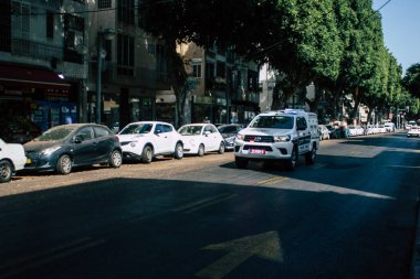 Tel Aviv İsrail 29 Eylül 2020 Coronavirus salgını sırasında Tel Aviv sokaklarından geçen geleneksel bir İsrail polis aracını İsrail 'de geniş çaplı karantina uygulamak için görüntüledi.