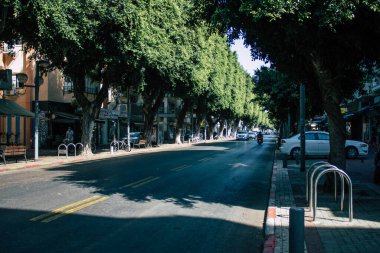 Tel Aviv İsrail 29 Eylül 2020 Coronavirus salgını sırasında Tel Aviv sokaklarından geçen geleneksel bir İsrail polis aracını İsrail 'de geniş çaplı karantina uygulamak için görüntüledi.