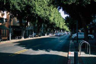 Tel Aviv İsrail 29 Eylül 2020 Coronavirus salgını sırasında Tel Aviv sokaklarından geçen geleneksel bir İsrail polis aracını İsrail 'de geniş çaplı karantina uygulamak için görüntüledi.