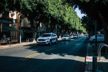 Tel Aviv İsrail 29 Eylül 2020 Coronavirus salgını sırasında Tel Aviv sokaklarından geçen geleneksel bir İsrail polis aracını İsrail 'de geniş çaplı karantina uygulamak için görüntüledi.