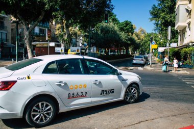 Tel Aviv İsrail 29 Eylül 2020 Kilit ve Coronavirus salgını sırasında Tel Aviv sokaklarından geçen geleneksel bir İsrail taksisinin görüntüsü