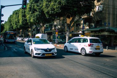 Tel Aviv İsrail 29 Eylül 2020 Kilit ve Coronavirus salgını sırasında Tel Aviv sokaklarından geçen geleneksel bir İsrail taksisinin görüntüsü