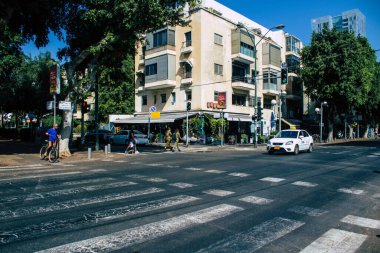 Tel Aviv İsrail 29 Eylül 2020 Kilit ve Coronavirus salgını sırasında Tel Aviv sokaklarından geçen geleneksel bir İsrail taksisinin görüntüsü