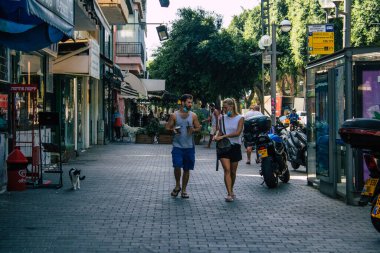 Tel Aviv İsrail 29 Eylül 2020 Coronavirus 'tan korunmak için yüzü maskeli kimliği belirsiz insanları tecrit ve Coronavirus salgını sırasında Tel Aviv' in boş sokaklarında yürürken görüyoruz.