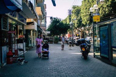Tel Aviv İsrail 29 Eylül 2020 Coronavirus 'tan korunmak için yüzü maskeli kimliği belirsiz insanları tecrit ve Coronavirus salgını sırasında Tel Aviv' in boş sokaklarında yürürken görüyoruz.