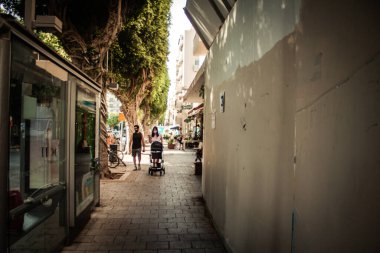 Tel Aviv İsrail 29 Eylül 2020 Coronavirus 'tan korunmak için yüzü maskeli kimliği belirsiz insanları tecrit ve Coronavirus salgını sırasında Tel Aviv' in boş sokaklarında yürürken görüyoruz.